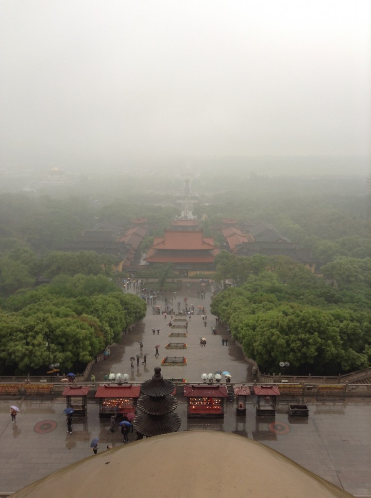 Pemandangan dari atas kaki patung Buddha raksasa 